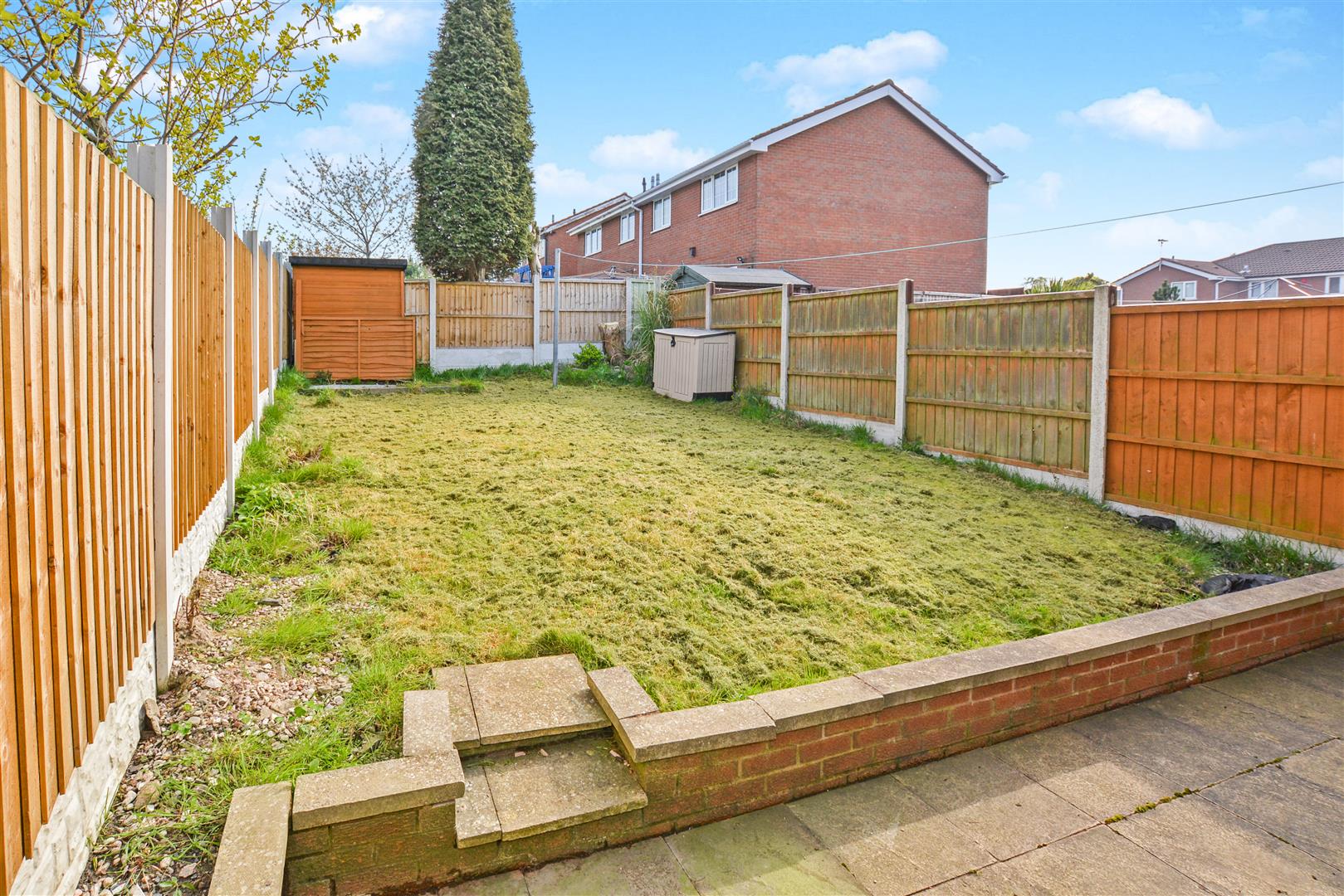 ENCLOSED REAR GARDEN